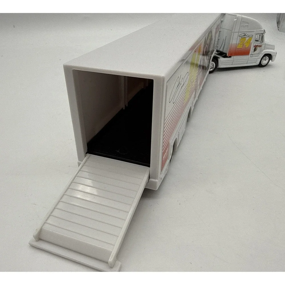 Chase Elliott 2017 Hooters #24 Hauler 1:64 NASCAR Authentic's Loose